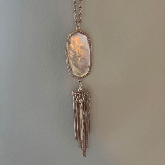 Kendra Scott Tassel Necklace - pearly white with Gold Detailing - Picture 1 of 3